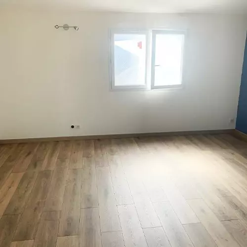 Parquet en bois posé dans une chambre