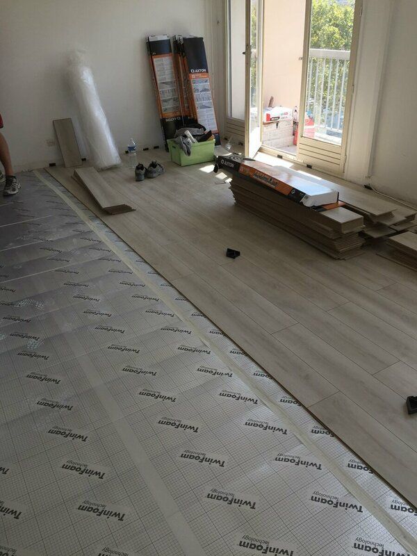 Parquet stratifié en cours de pose, Sommières