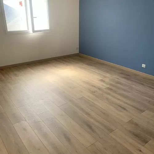 Pose de parquet dans une pièce au mur bleu